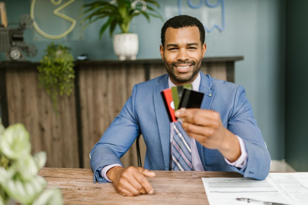 homme en costume gérant les finances